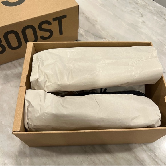 Yeezy Boost 350 V2 Onyx - Picture 10 of 13